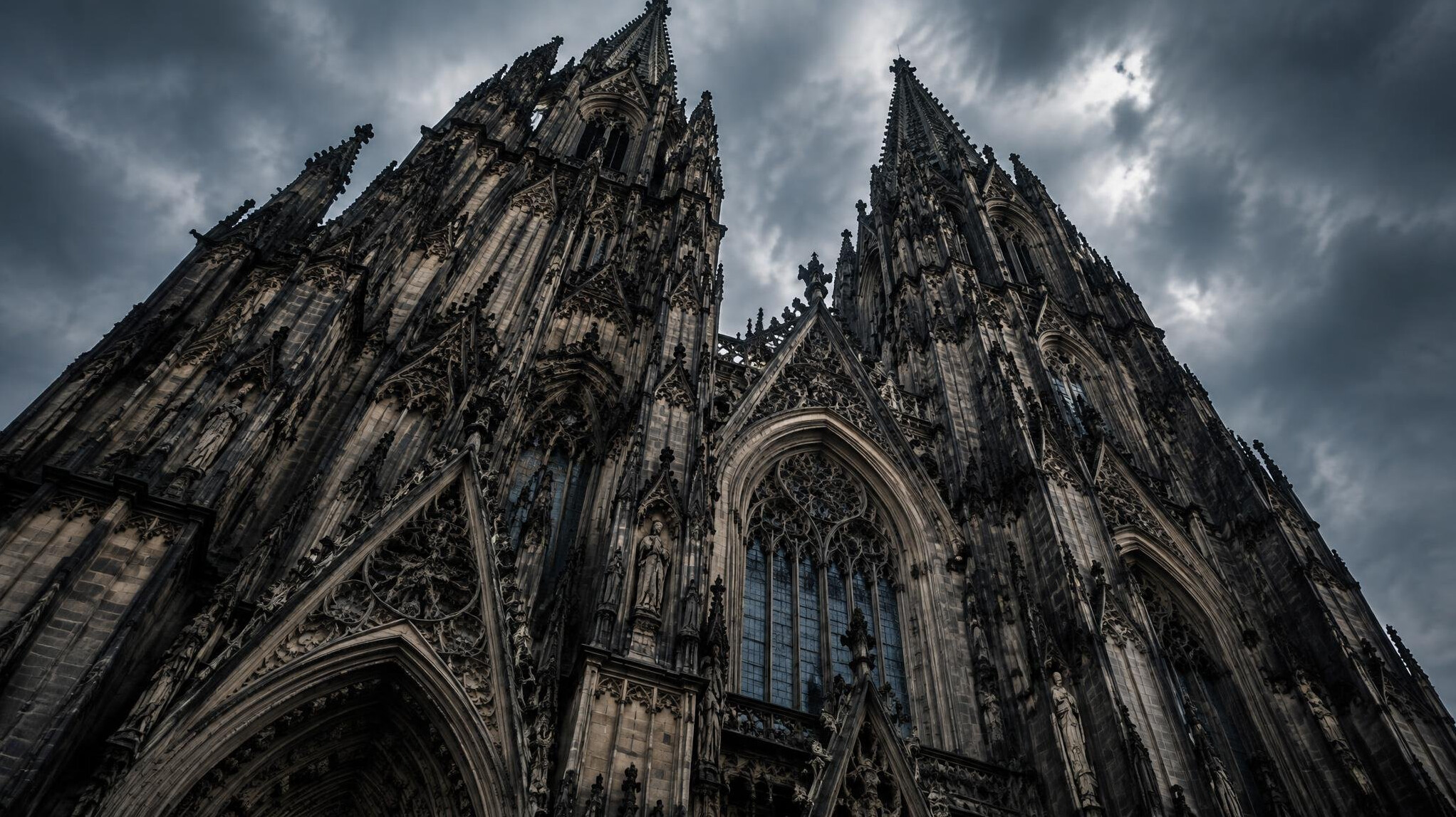 Gotische Kathedrale mit hohen Spitzbögen und Steinfassade