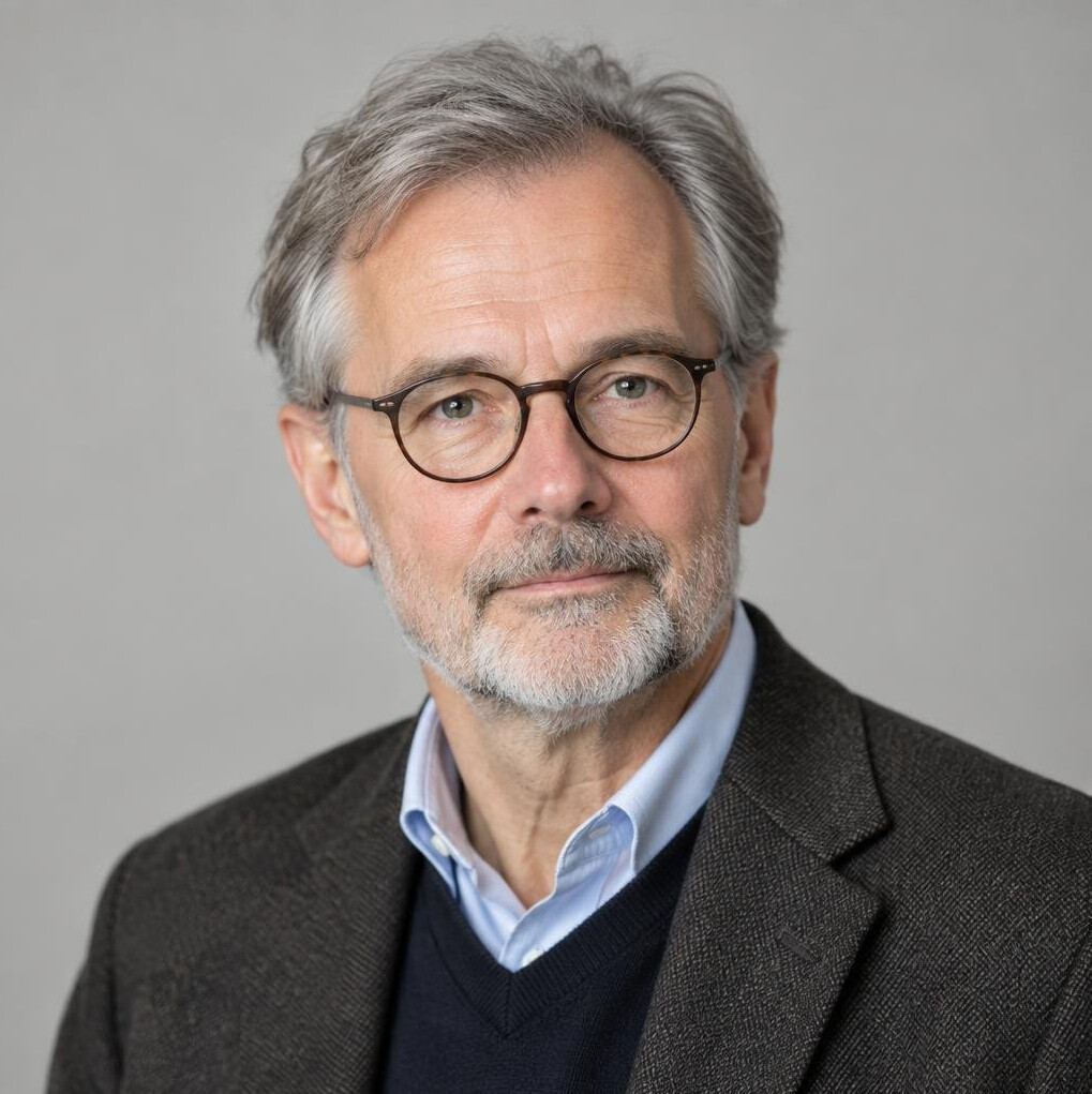 Studioporträt eines älteren deutschen Architekturhistorikers