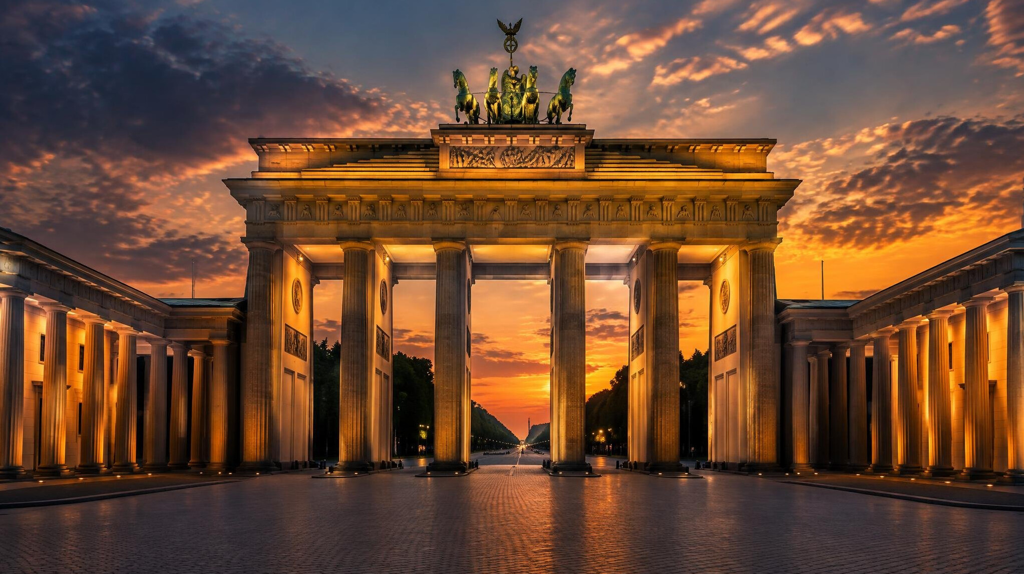 Brandenburger Tor in Berlin bei Dämmerung, monumentale Säulenarchitektur