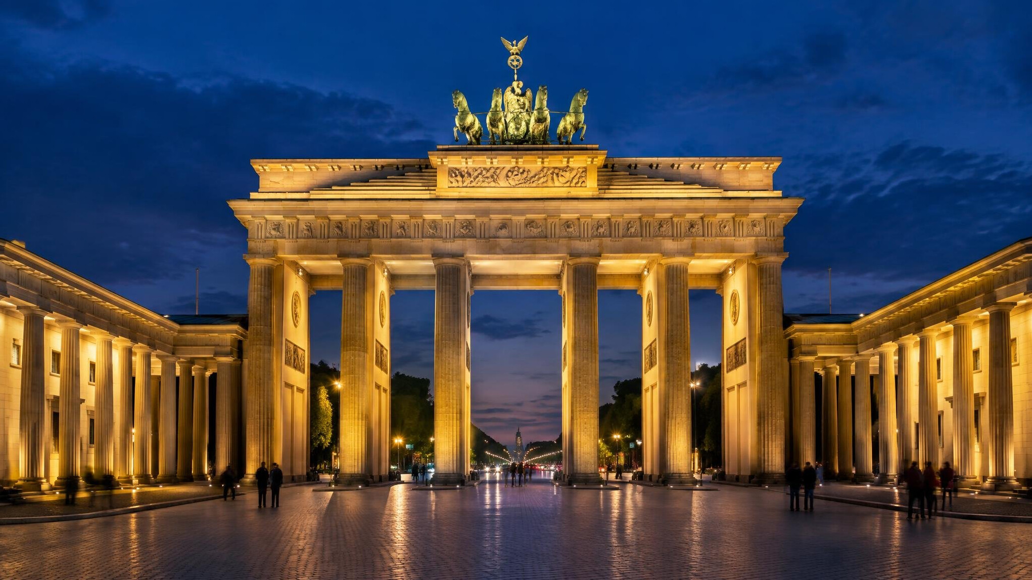 brandenburg gate at night