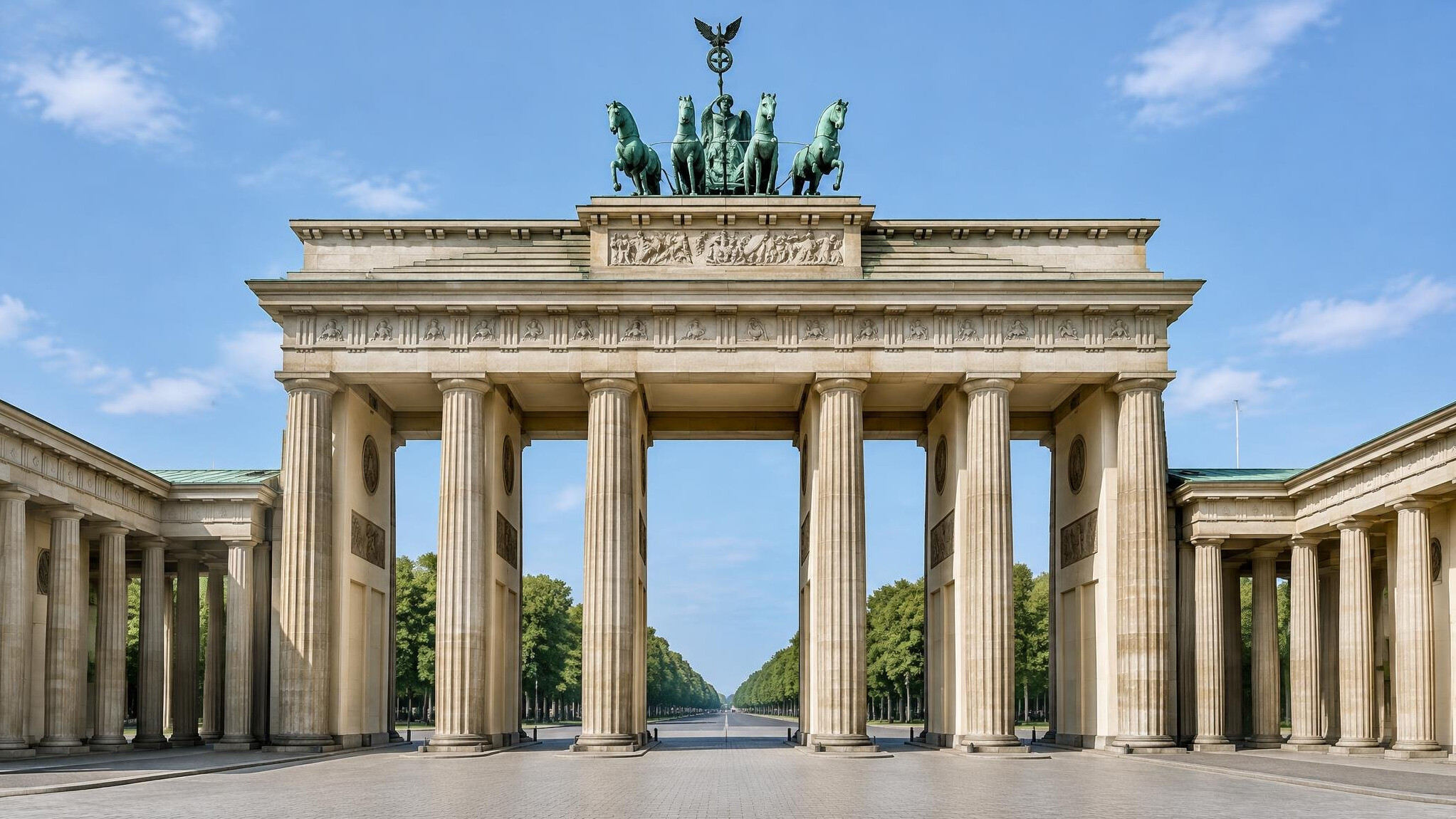 Klassizistisches Stadttor mit Quadriga-Skulptur auf dem Dach